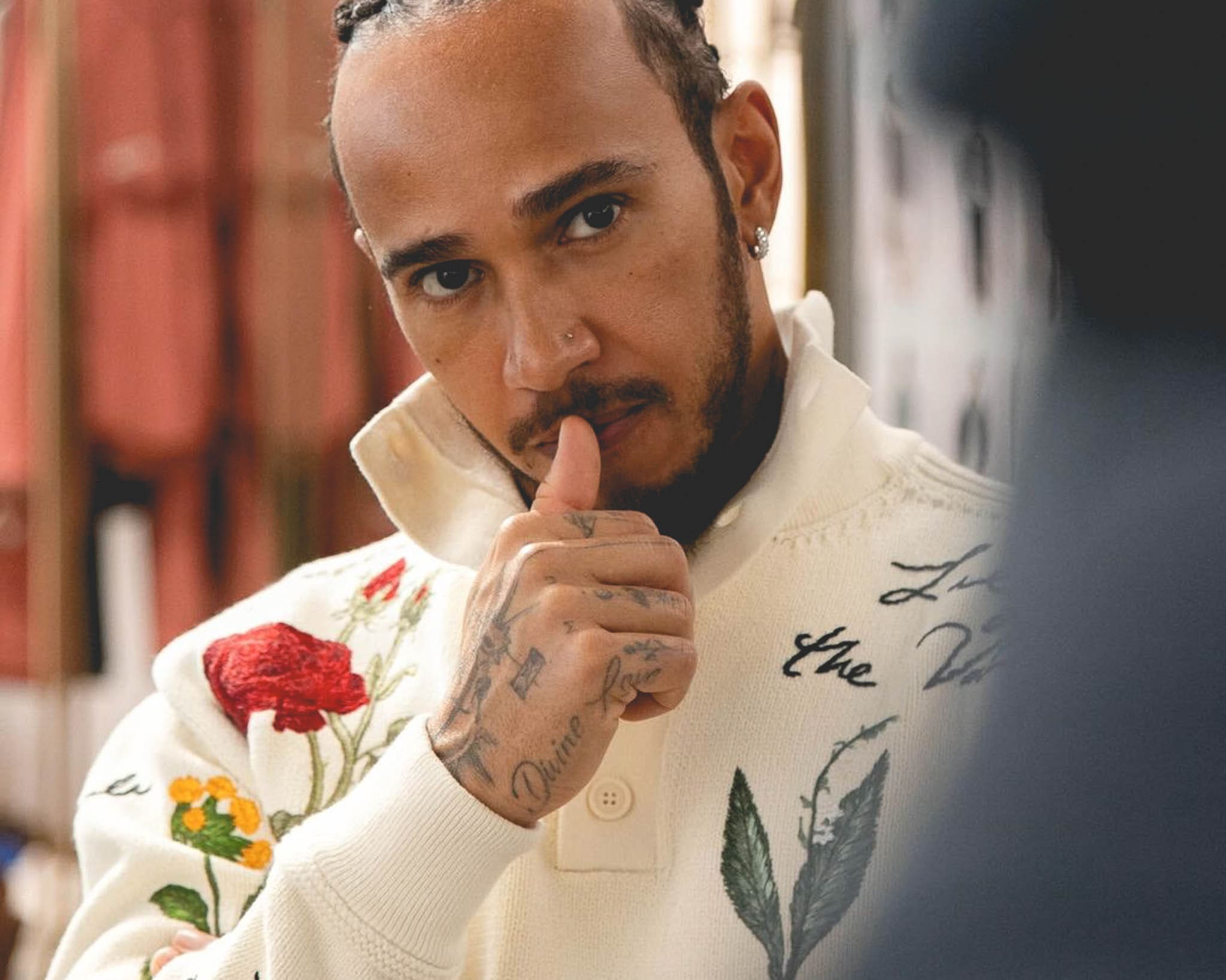 Lewis Hamilton verstevigt status als fashion-icoon met Diors capsulecollectie