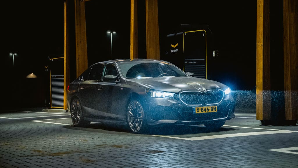 Kijkvoer: de BMW i5 M60 prijkt in nachtfotoserie