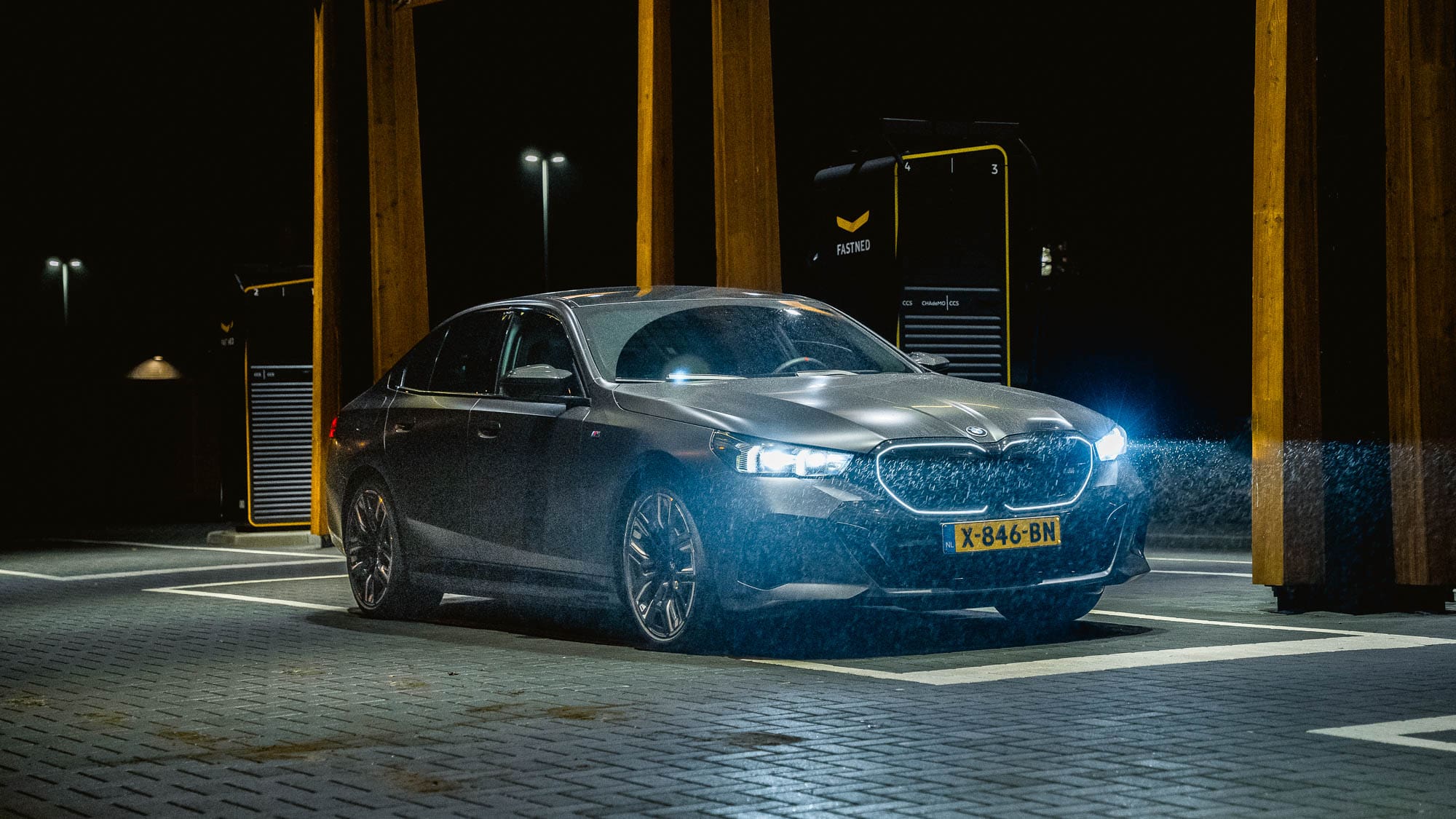 Kijkvoer: de BMW i5 M60 prijkt in nachtfotoserie