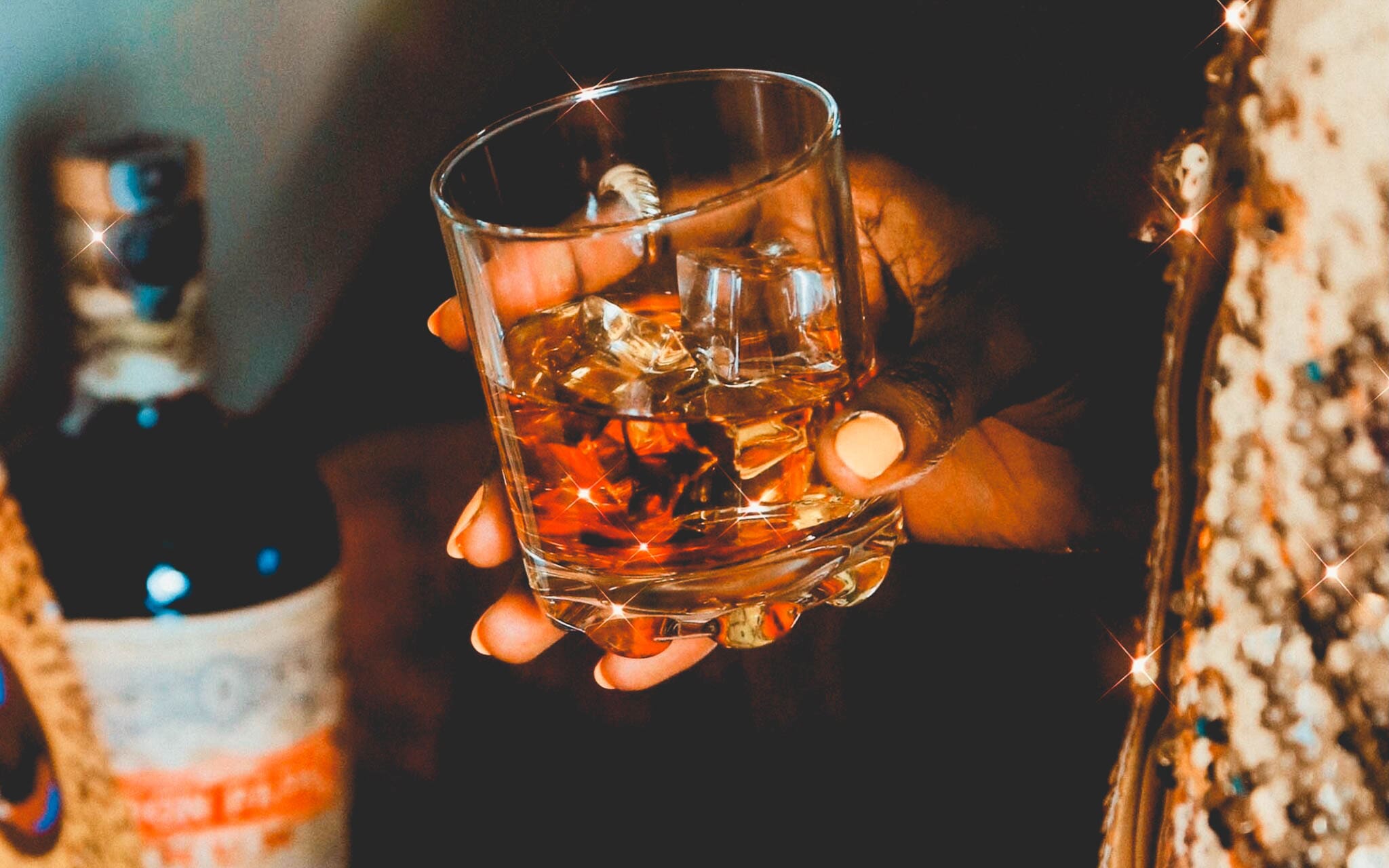 Filipijnse rum drink je wel on the rocks