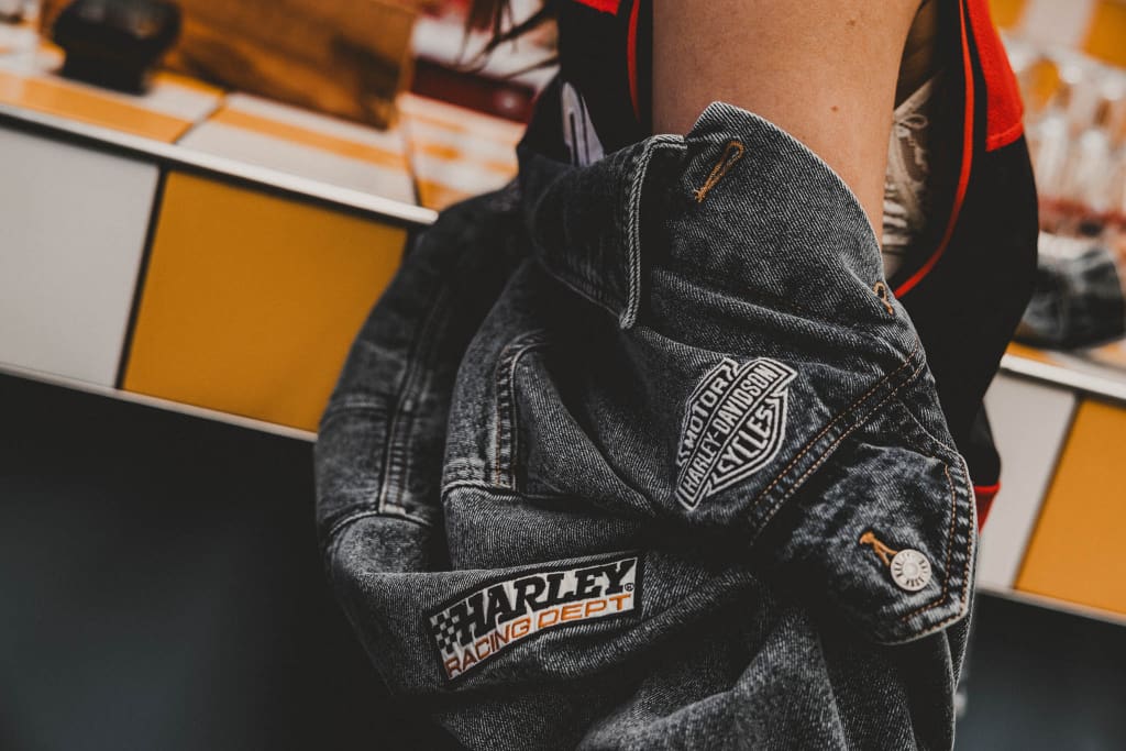, Wat er gebeurt als je een <strong>covermodel in H-D Wear steekt</strong>