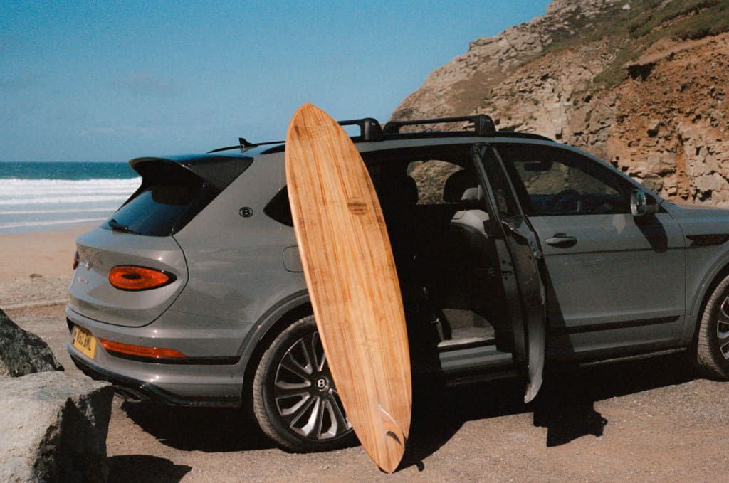 De golven trotseren op een Bentley surfboard
