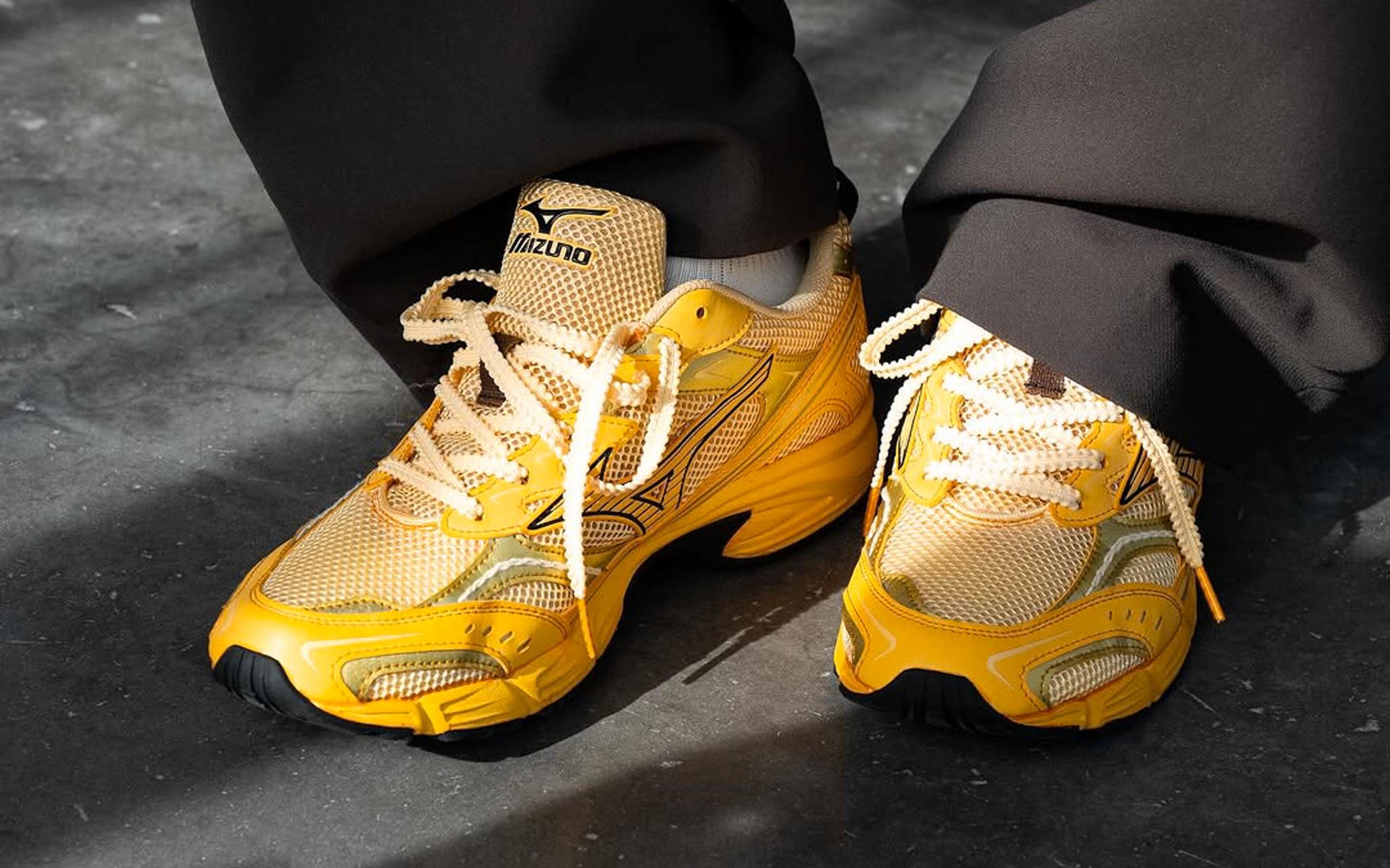 Deze Mizuno MXR Kakishibu is met de hand geverfd