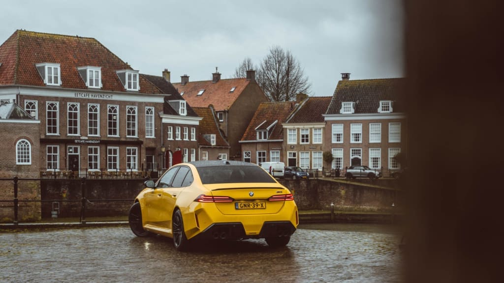 Lekker leven in een bloedsnelle, gele lifestylemachine
