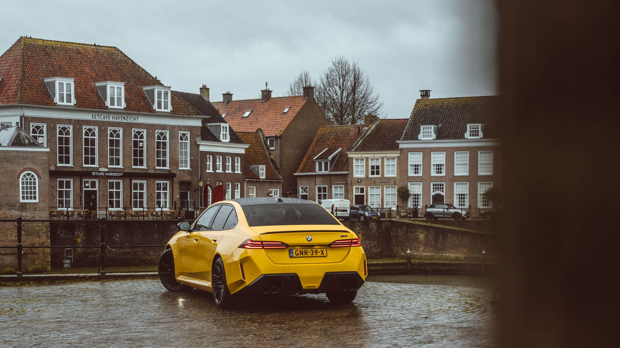 Lekker leven in een bloedsnelle, gele lifestylemachine