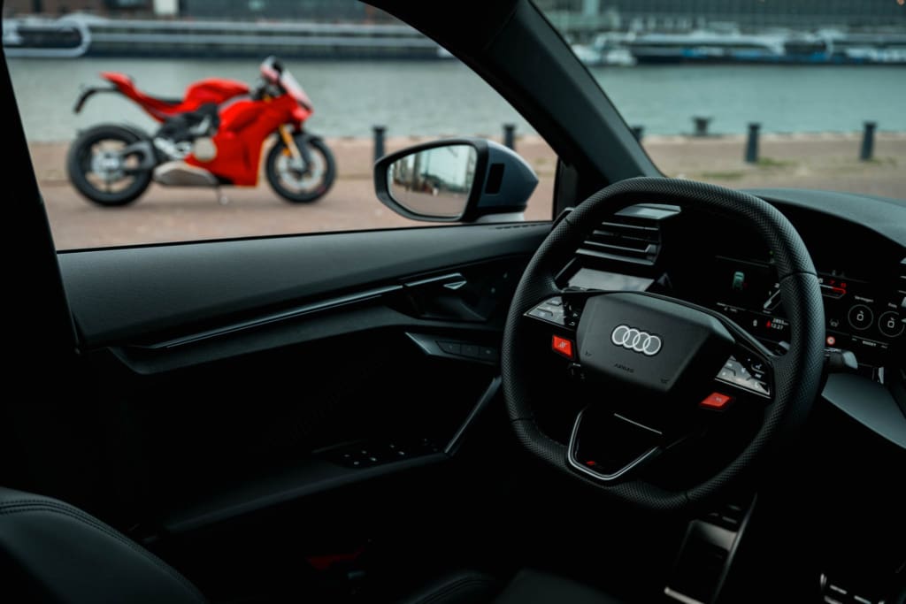 , &#8217;s Ochtends op een <strong>Ducati</strong>, &#8217;s middags in een <strong>Audi</strong>