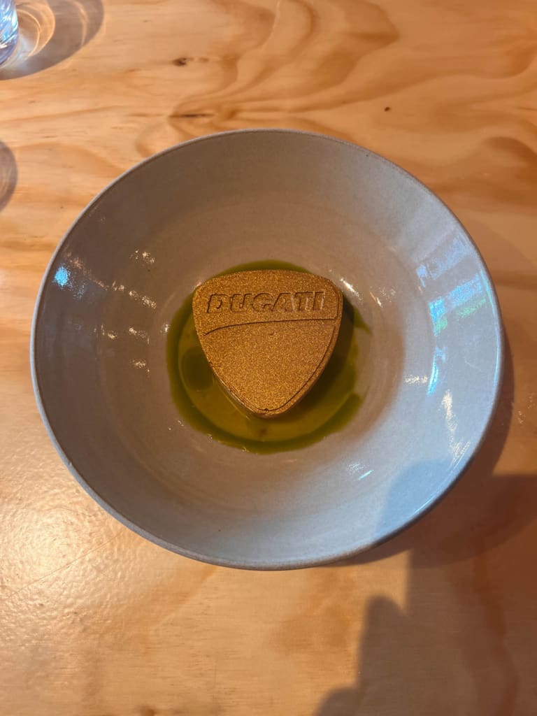 , &#8217;s Ochtends op een <strong>Ducati</strong>, &#8217;s middags in een <strong>Audi</strong>
