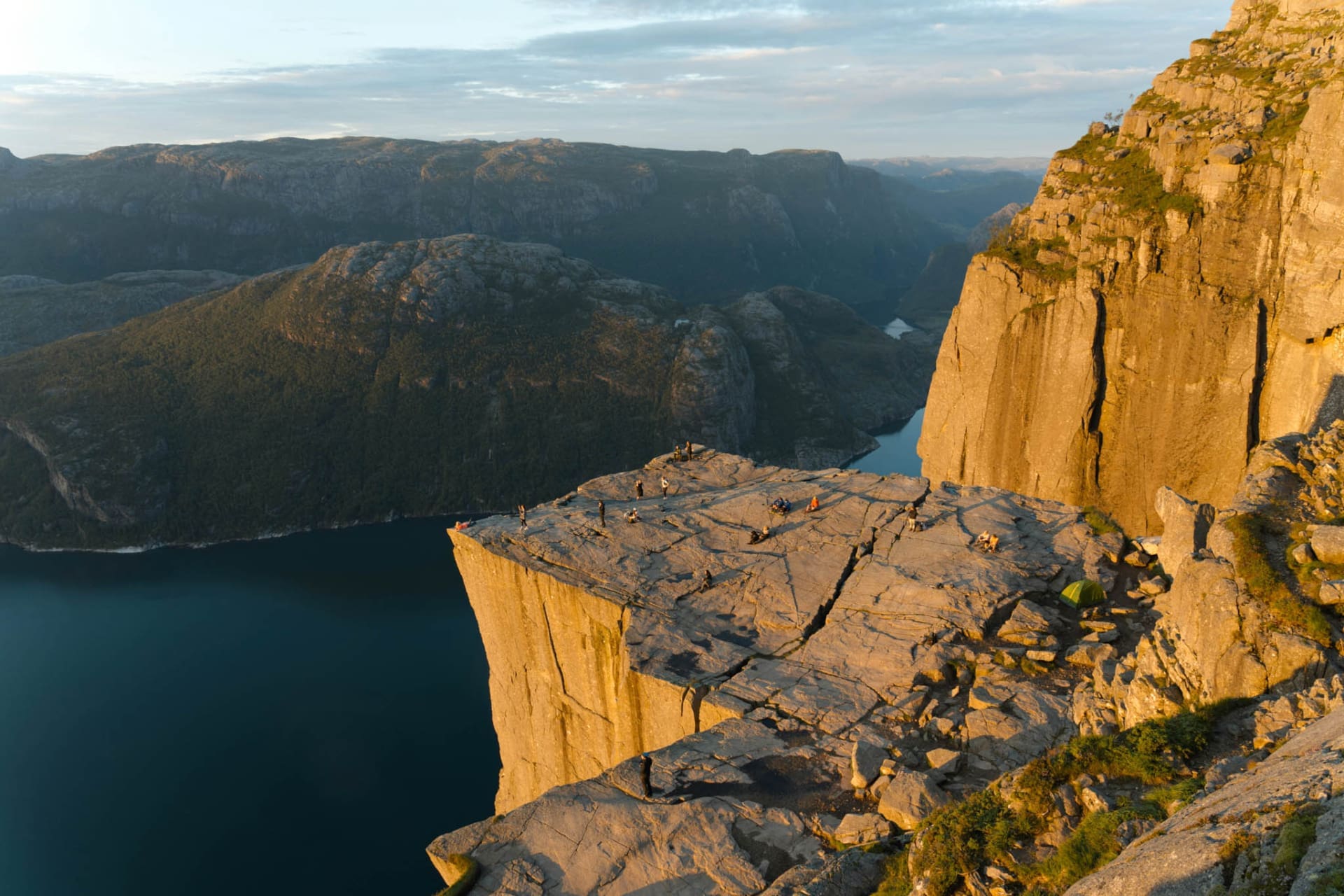 , <strong>Kliffen, fjorden en lavavelden:</strong> de ruigste roadtrips van Noordwest-Europa