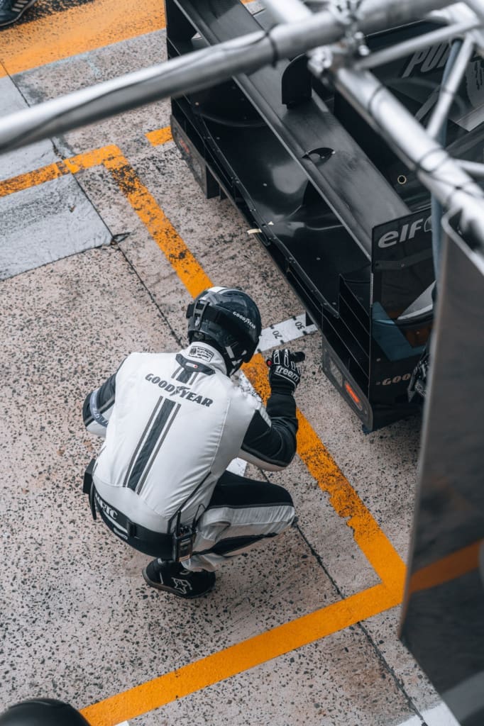 Waarom elke raceliefhebber naar de 24 uur van le mans moet, <strong>De 24 uur van Le Mans</strong> is een rondrijdend universum van rook, rubber en verhalen