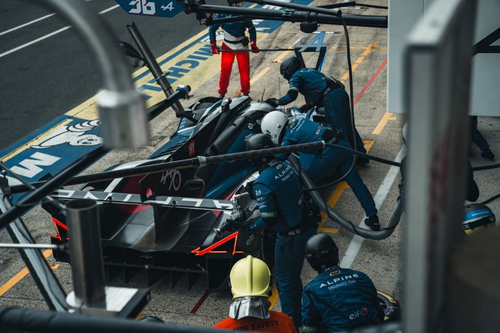 Waarom elke raceliefhebber naar de 24 uur van le mans moet, <strong>De 24 uur van Le Mans</strong> is een rondrijdend universum van rook, rubber en verhalen