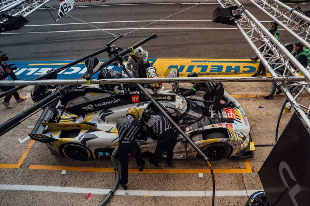 Waarom elke raceliefhebber naar de 24 uur van le mans moet, <strong>De 24 uur van Le Mans</strong> is een rondrijdend universum van rook, rubber en verhalen