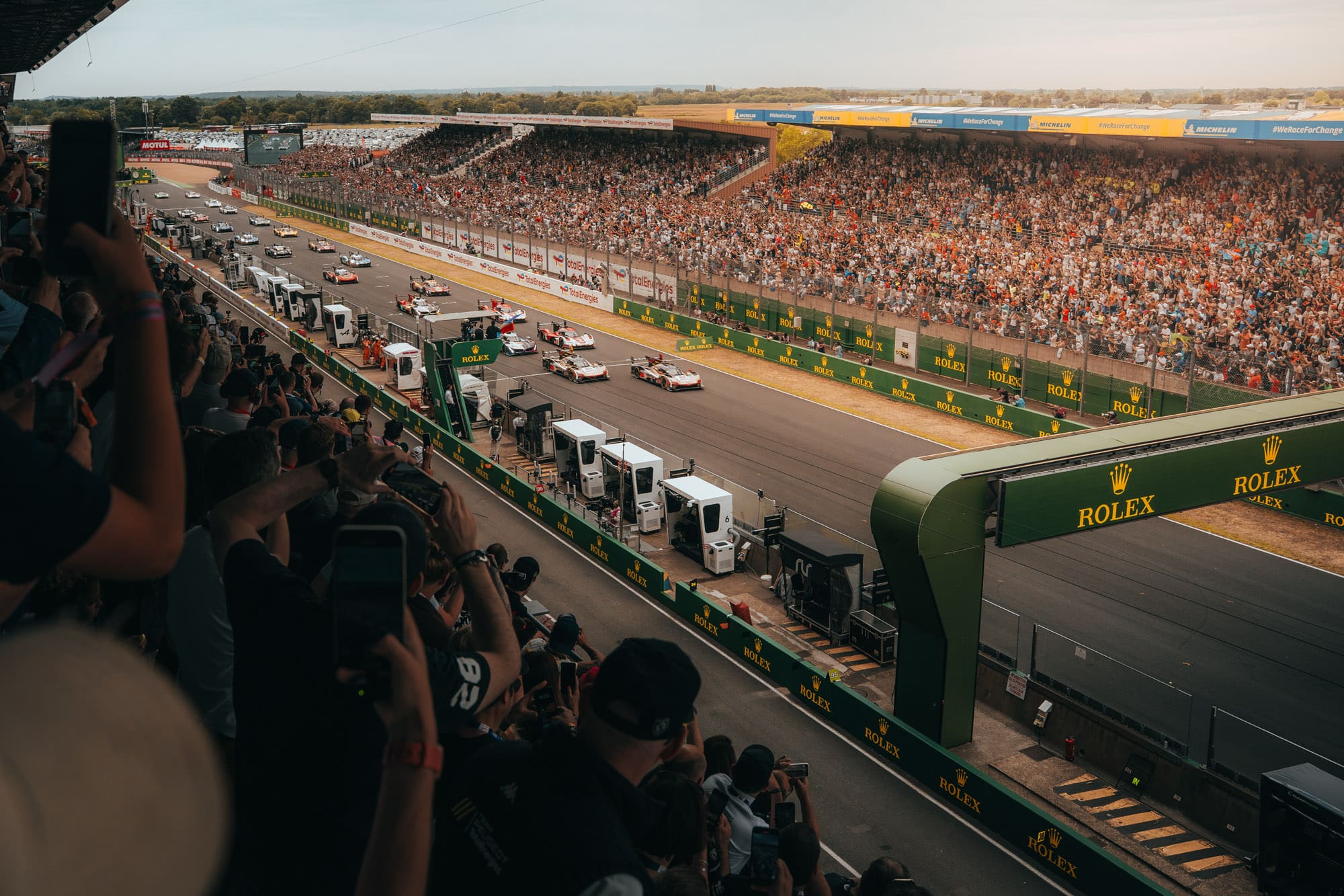 De 24 uur van Le Mans is een rondrijdend universum van rook, rubber en verhalen