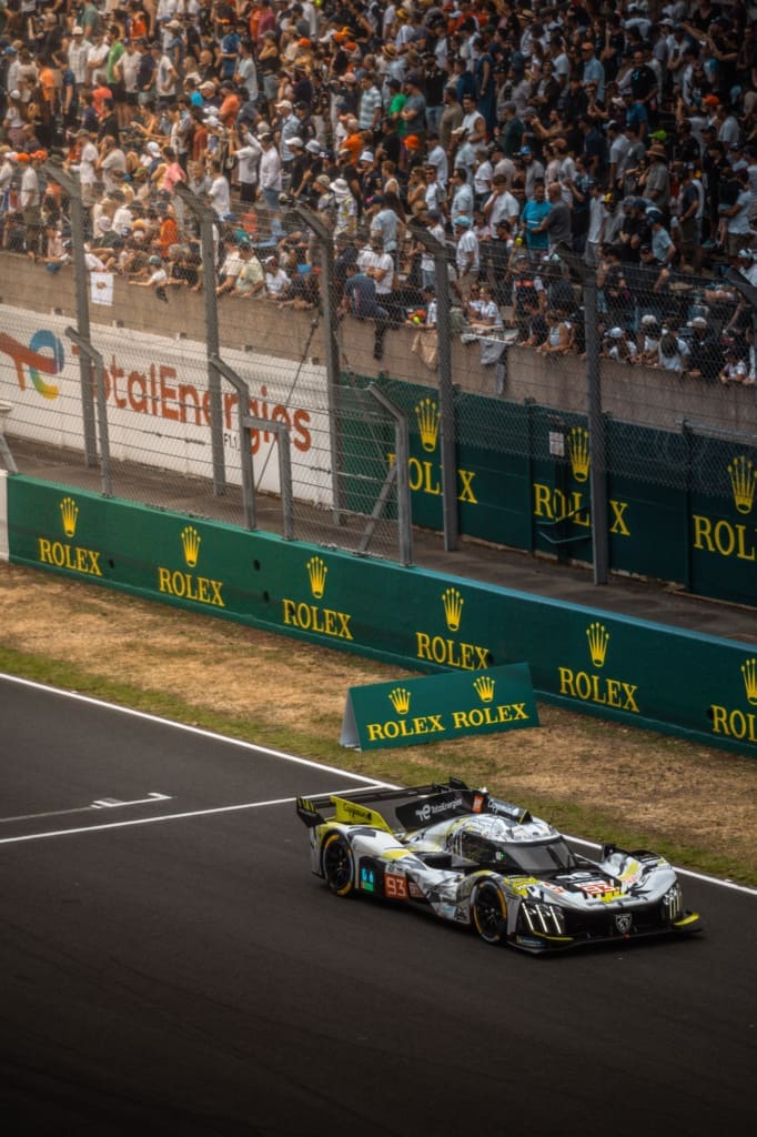 Waarom elke raceliefhebber naar de 24 uur van le mans moet, <strong>De 24 uur van Le Mans</strong> is een rondrijdend universum van rook, rubber en verhalen