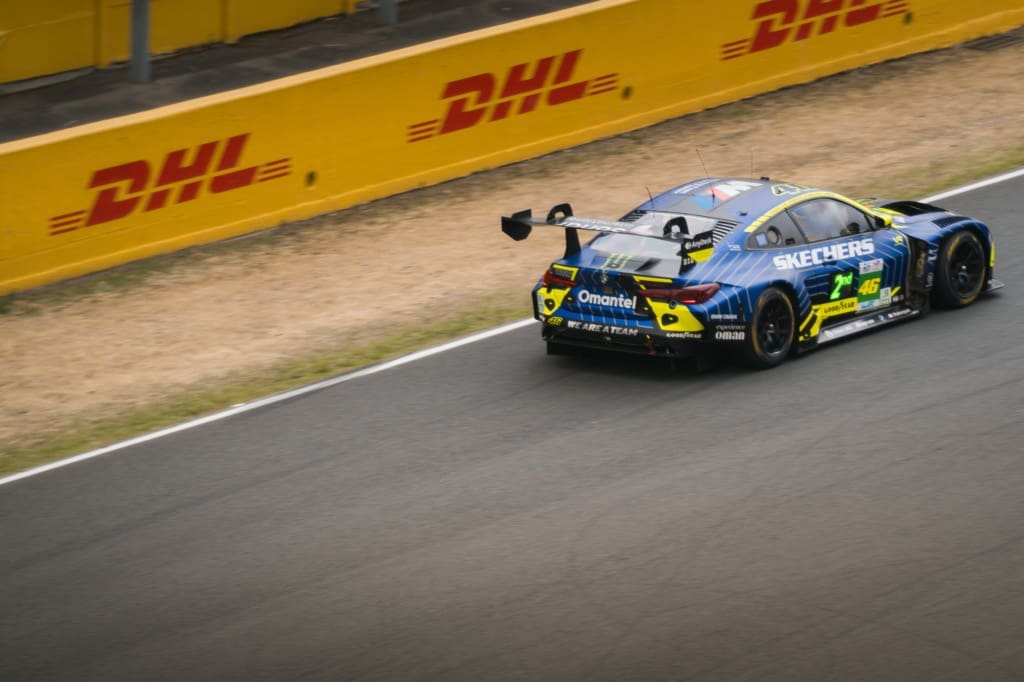 Waarom elke raceliefhebber naar de 24 uur van le mans moet, <strong>De 24 uur van Le Mans</strong> is een rondrijdend universum van rook, rubber en verhalen