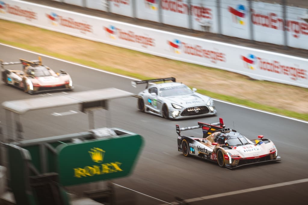 Waarom elke raceliefhebber naar de 24 uur van le mans moet, <strong>De 24 uur van Le Mans</strong> is een rondrijdend universum van rook, rubber en verhalen