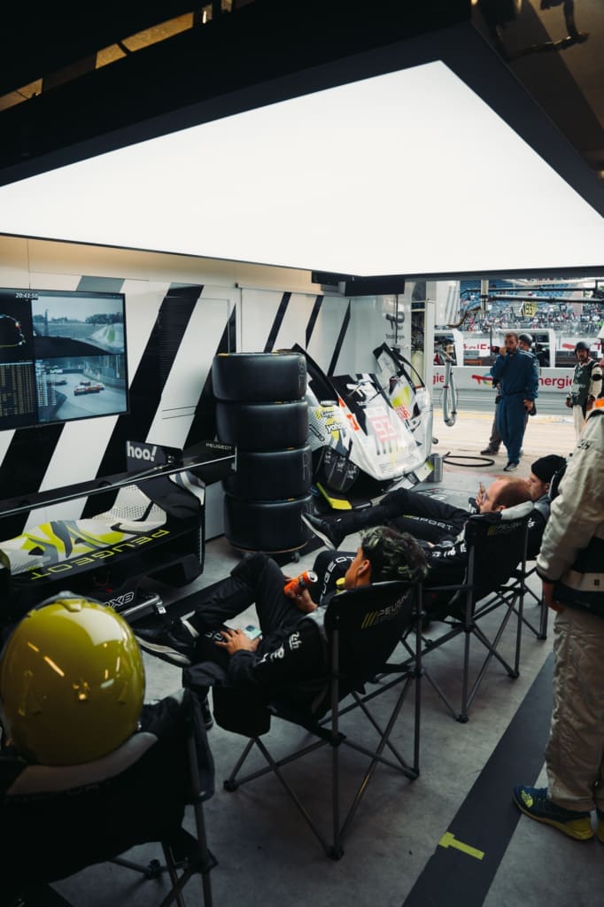 Waarom elke raceliefhebber naar de 24 uur van le mans moet, <strong>De 24 uur van Le Mans</strong> is een rondrijdend universum van rook, rubber en verhalen