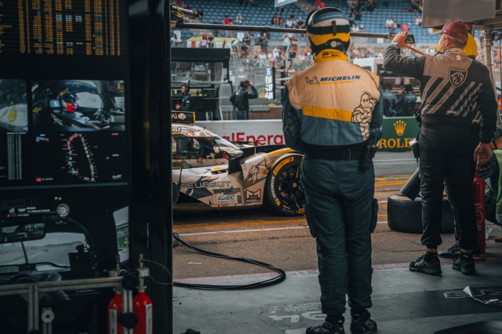 Waarom elke raceliefhebber naar de 24 uur van le mans moet, <strong>De 24 uur van Le Mans</strong> is een rondrijdend universum van rook, rubber en verhalen