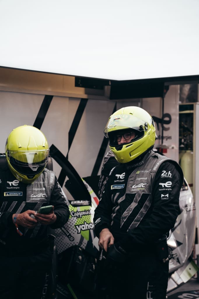 Waarom elke raceliefhebber naar de 24 uur van le mans moet, <strong>De 24 uur van Le Mans</strong> is een rondrijdend universum van rook, rubber en verhalen