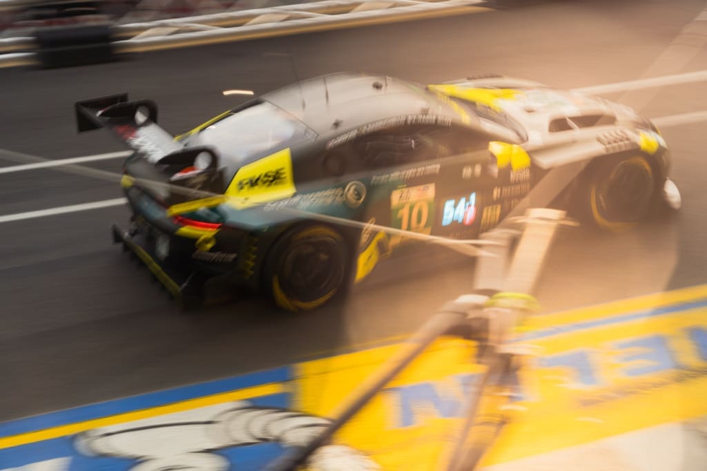 Waarom elke raceliefhebber naar de 24 uur van le mans moet, <strong>De 24 uur van Le Mans</strong> is een rondrijdend universum van rook, rubber en verhalen
