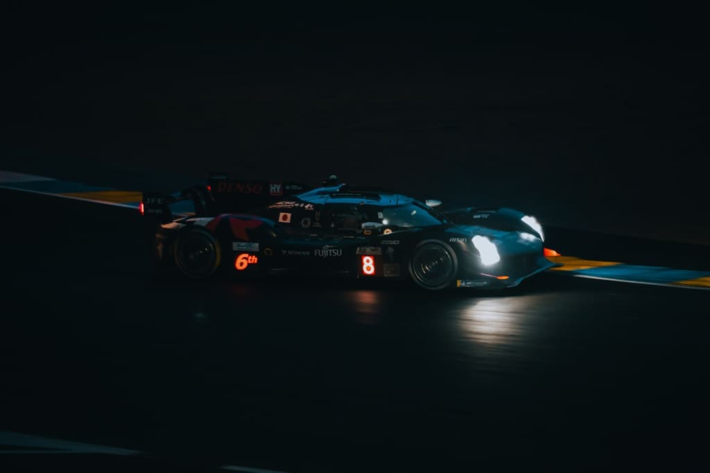 Waarom elke raceliefhebber naar de 24 uur van le mans moet, <strong>De 24 uur van Le Mans</strong> is een rondrijdend universum van rook, rubber en verhalen