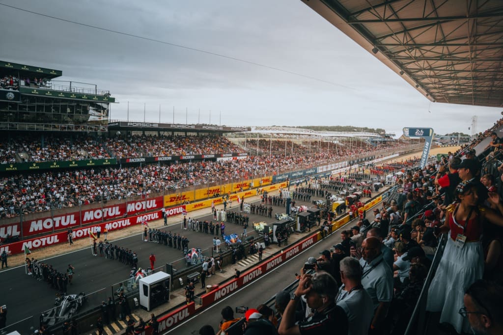 Waarom elke raceliefhebber naar de 24 uur van le mans moet, <strong>De 24 uur van Le Mans</strong> is een rondrijdend universum van rook, rubber en verhalen
