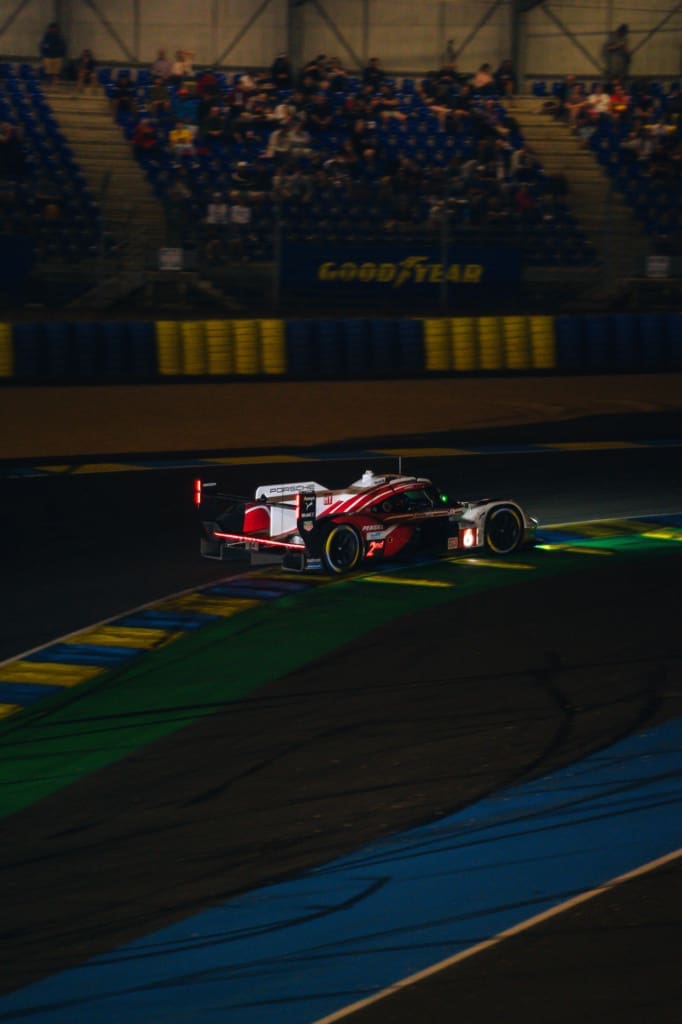 Waarom elke raceliefhebber naar de 24 uur van le mans moet, <strong>De 24 uur van Le Mans</strong> is een rondrijdend universum van rook, rubber en verhalen