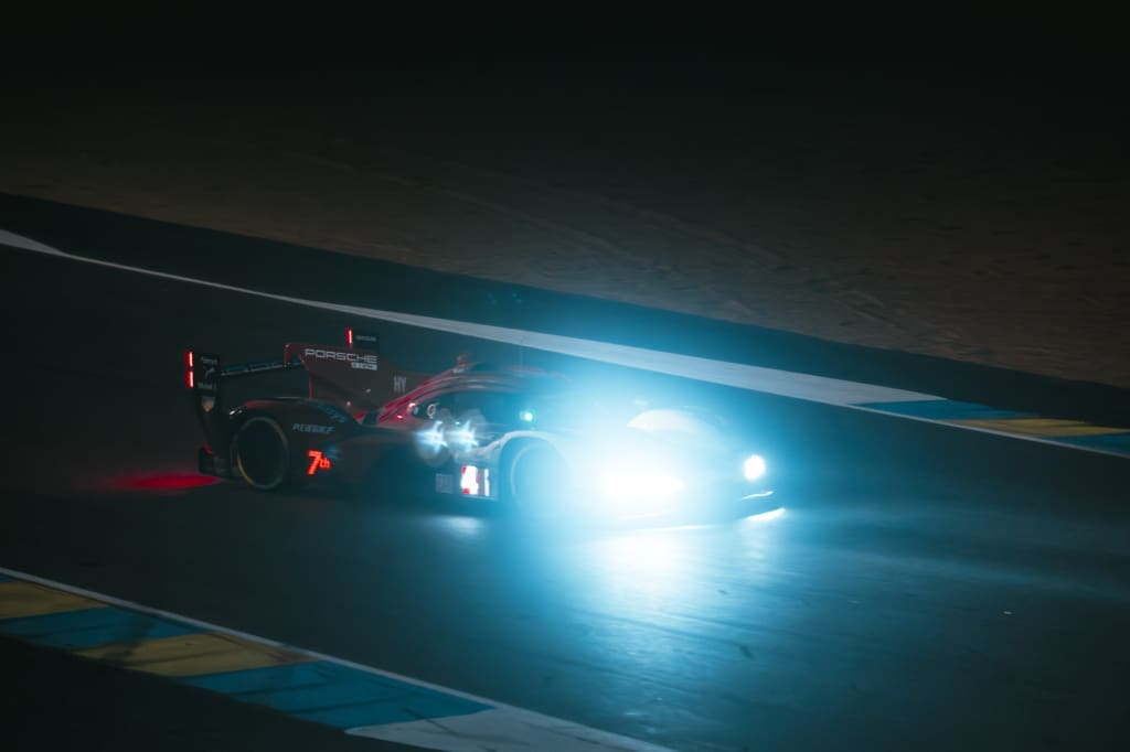 Waarom elke raceliefhebber naar de 24 uur van le mans moet, <strong>De 24 uur van Le Mans</strong> is een rondrijdend universum van rook, rubber en verhalen