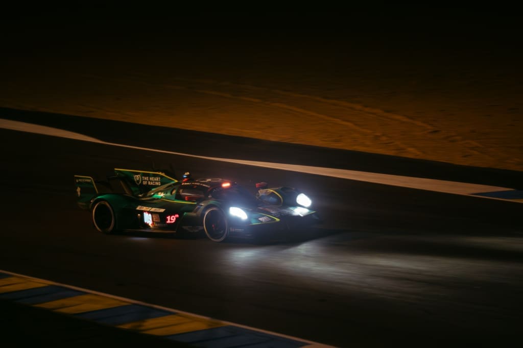 Waarom elke raceliefhebber naar de 24 uur van le mans moet, <strong>De 24 uur van Le Mans</strong> is een rondrijdend universum van rook, rubber en verhalen