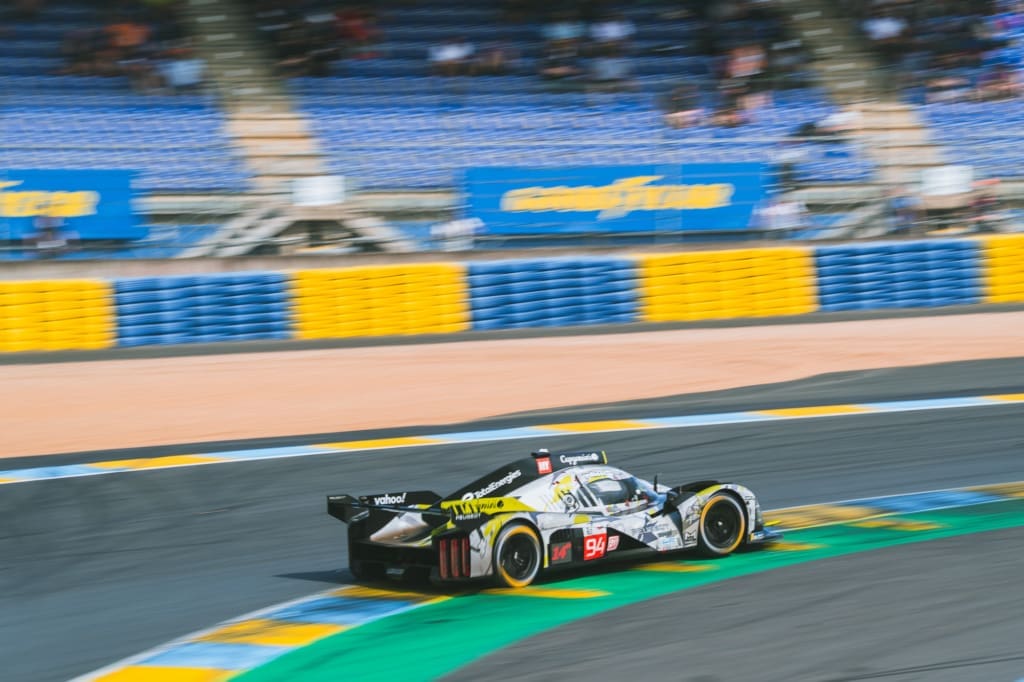Waarom elke raceliefhebber naar de 24 uur van le mans moet, <strong>De 24 uur van Le Mans</strong> is een rondrijdend universum van rook, rubber en verhalen