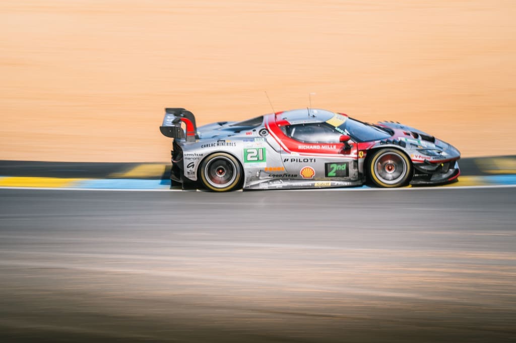 Waarom elke raceliefhebber naar de 24 uur van le mans moet, <strong>De 24 uur van Le Mans</strong> is een rondrijdend universum van rook, rubber en verhalen