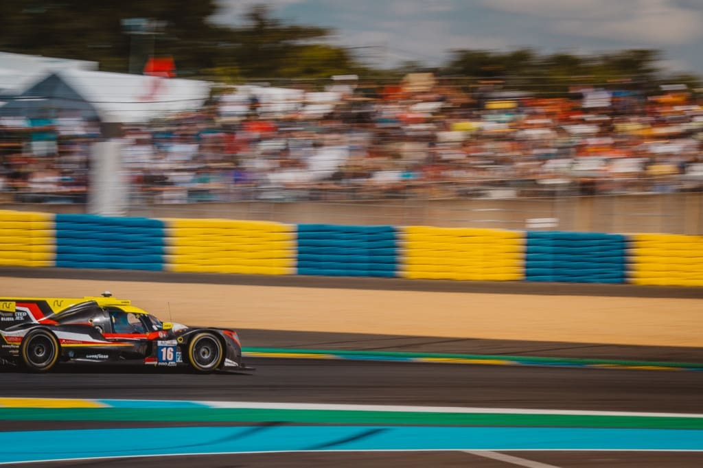 Waarom elke raceliefhebber naar de 24 uur van le mans moet, <strong>De 24 uur van Le Mans</strong> is een rondrijdend universum van rook, rubber en verhalen