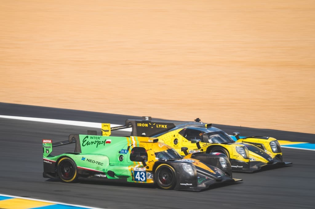Waarom elke raceliefhebber naar de 24 uur van le mans moet, <strong>De 24 uur van Le Mans</strong> is een rondrijdend universum van rook, rubber en verhalen