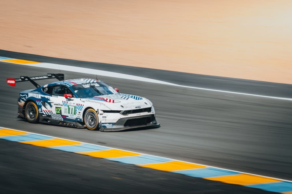 Waarom elke raceliefhebber naar de 24 uur van le mans moet, <strong>De 24 uur van Le Mans</strong> is een rondrijdend universum van rook, rubber en verhalen