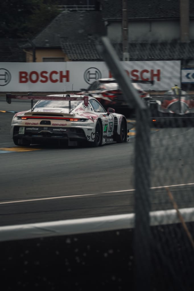 Waarom elke raceliefhebber naar de 24 uur van le mans moet, <strong>De 24 uur van Le Mans</strong> is een rondrijdend universum van rook, rubber en verhalen