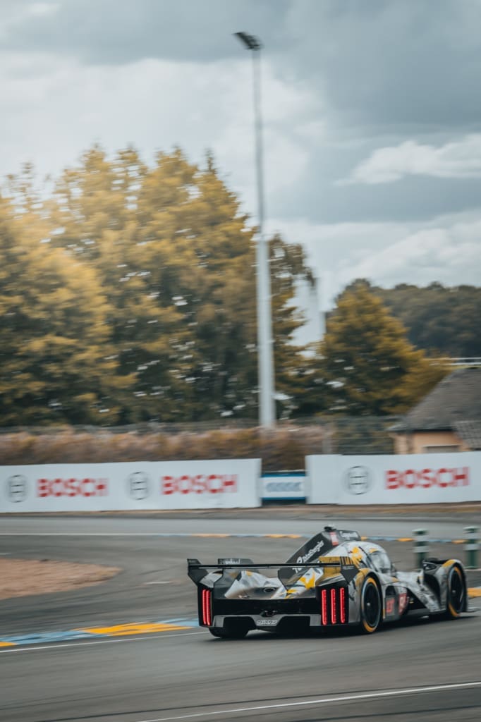 Waarom elke raceliefhebber naar de 24 uur van le mans moet, <strong>De 24 uur van Le Mans</strong> is een rondrijdend universum van rook, rubber en verhalen