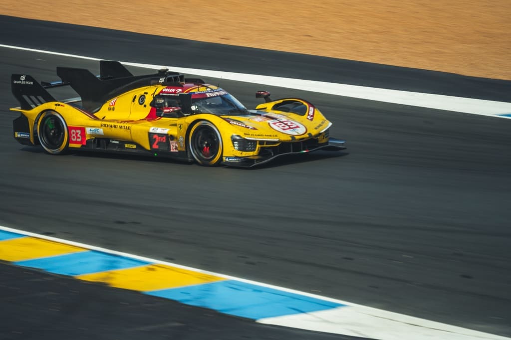 Waarom elke raceliefhebber naar de 24 uur van le mans moet, <strong>De 24 uur van Le Mans</strong> is een rondrijdend universum van rook, rubber en verhalen