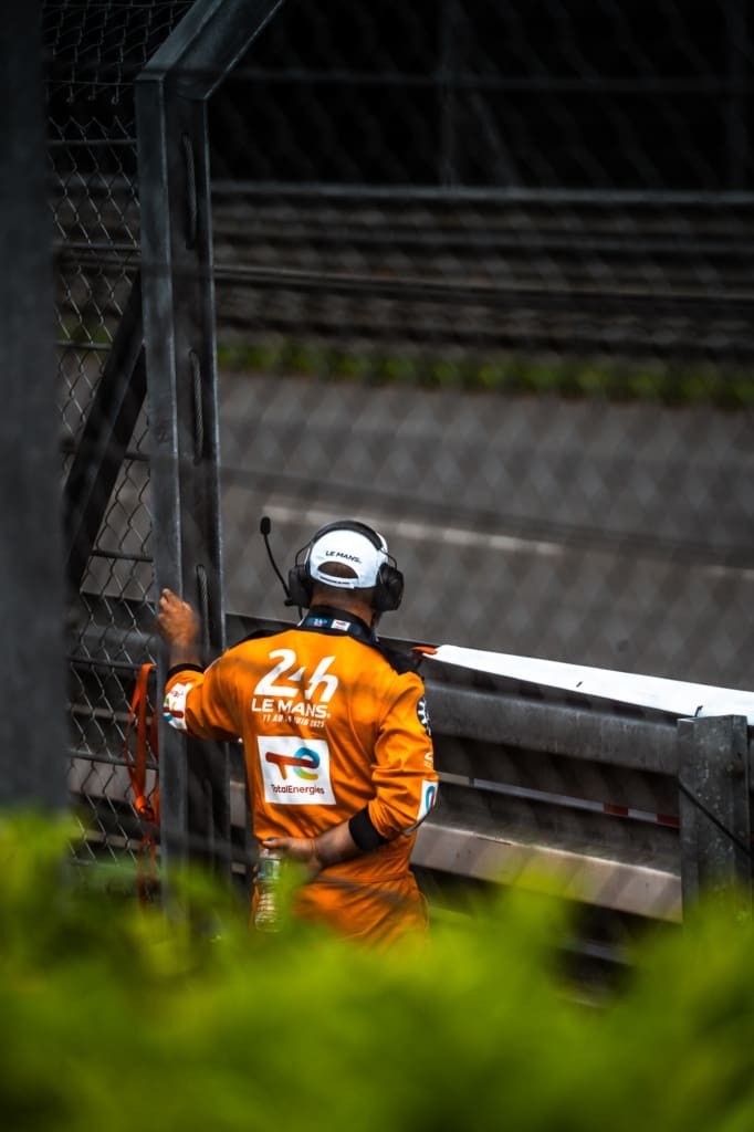 Waarom elke raceliefhebber naar de 24 uur van le mans moet, <strong>De 24 uur van Le Mans</strong> is een rondrijdend universum van rook, rubber en verhalen