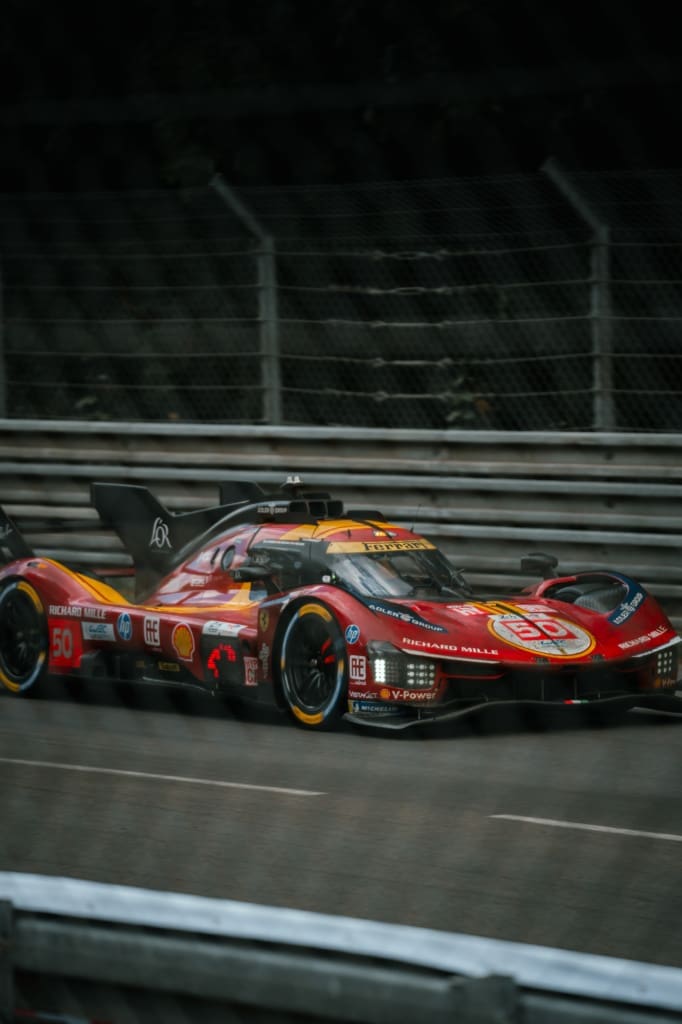 Waarom elke raceliefhebber naar de 24 uur van le mans moet, <strong>De 24 uur van Le Mans</strong> is een rondrijdend universum van rook, rubber en verhalen