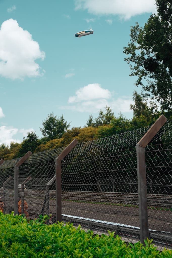 Waarom elke raceliefhebber naar de 24 uur van le mans moet, <strong>De 24 uur van Le Mans</strong> is een rondrijdend universum van rook, rubber en verhalen