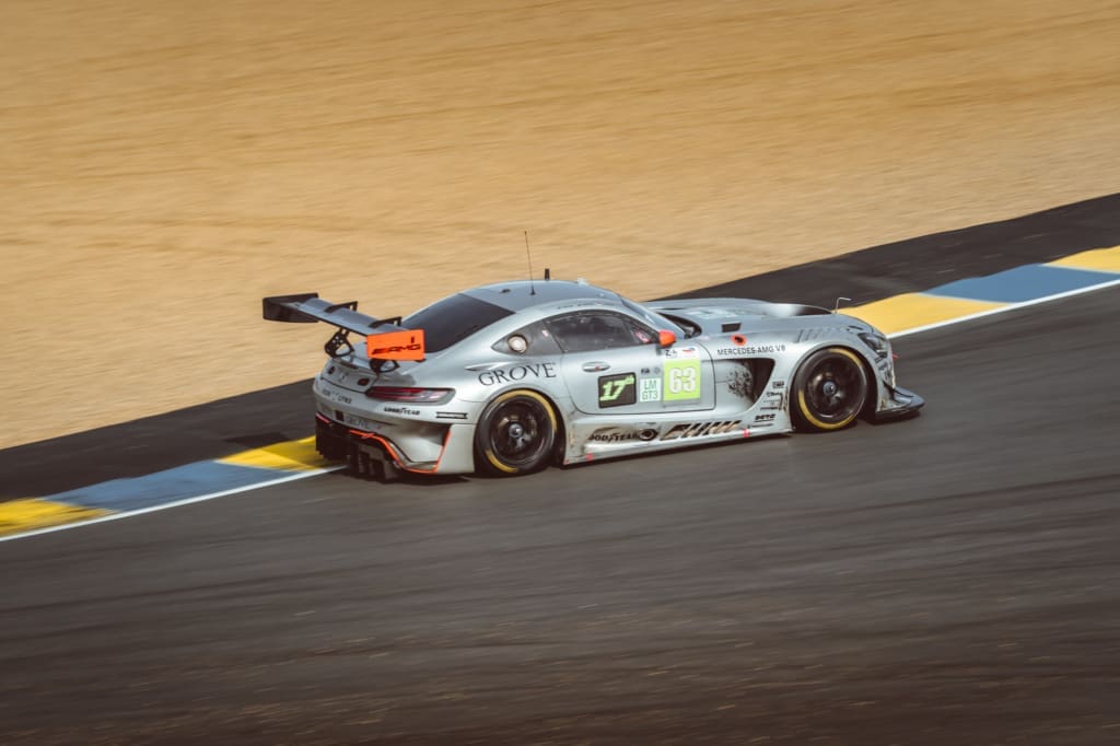 Waarom elke raceliefhebber naar de 24 uur van le mans moet, <strong>De 24 uur van Le Mans</strong> is een rondrijdend universum van rook, rubber en verhalen