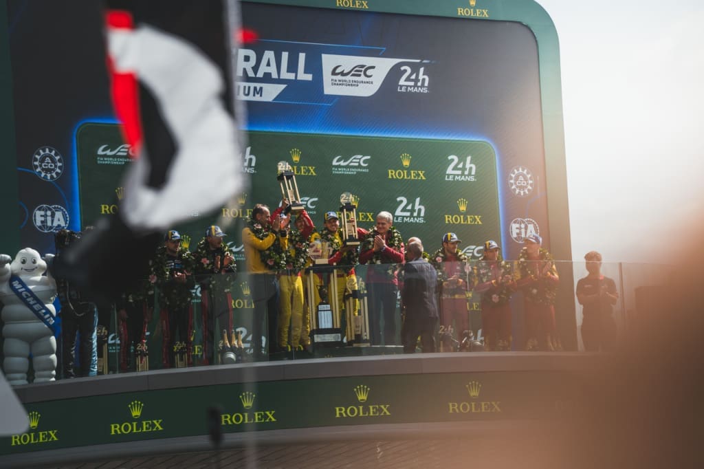 Waarom elke raceliefhebber naar de 24 uur van le mans moet, <strong>De 24 uur van Le Mans</strong> is een rondrijdend universum van rook, rubber en verhalen