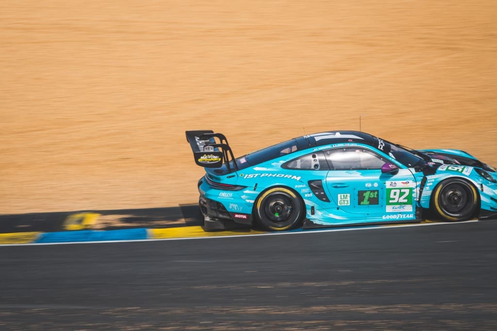 Waarom elke raceliefhebber naar de 24 uur van le mans moet, <strong>De 24 uur van Le Mans</strong> is een rondrijdend universum van rook, rubber en verhalen