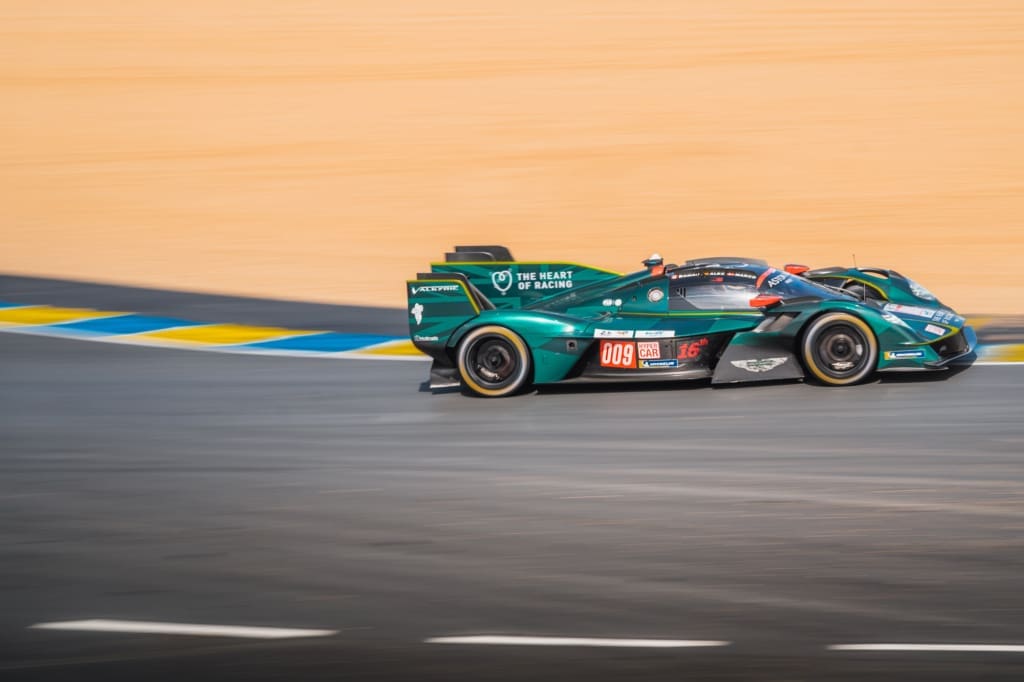 Waarom elke raceliefhebber naar de 24 uur van le mans moet, <strong>De 24 uur van Le Mans</strong> is een rondrijdend universum van rook, rubber en verhalen