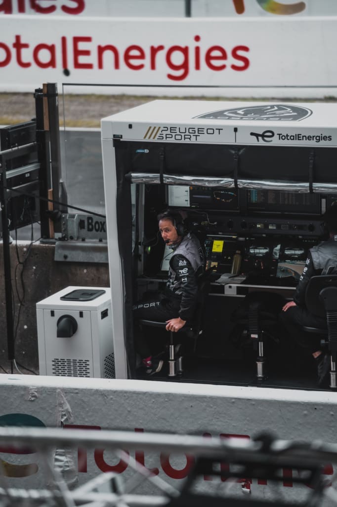 Waarom elke raceliefhebber naar de 24 uur van le mans moet, <strong>De 24 uur van Le Mans</strong> is een rondrijdend universum van rook, rubber en verhalen