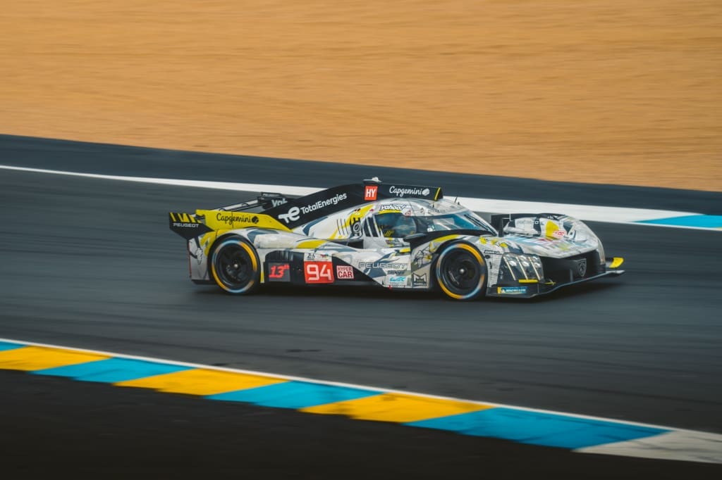 Waarom elke raceliefhebber naar de 24 uur van le mans moet, <strong>De 24 uur van Le Mans</strong> is een rondrijdend universum van rook, rubber en verhalen