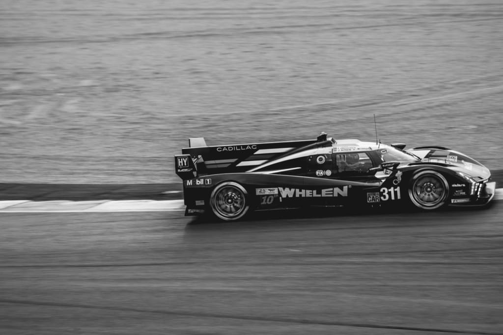 Waarom elke raceliefhebber naar de 24 uur van le mans moet, <strong>De 24 uur van Le Mans</strong> is een rondrijdend universum van rook, rubber en verhalen