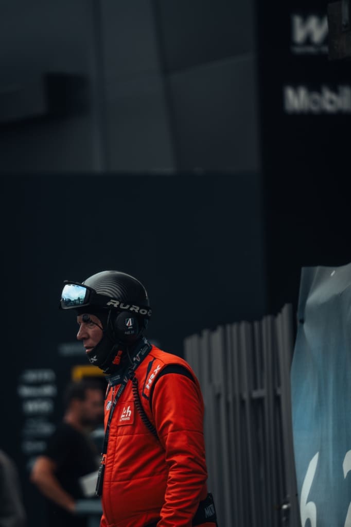 Waarom elke raceliefhebber naar de 24 uur van le mans moet, <strong>De 24 uur van Le Mans</strong> is een rondrijdend universum van rook, rubber en verhalen