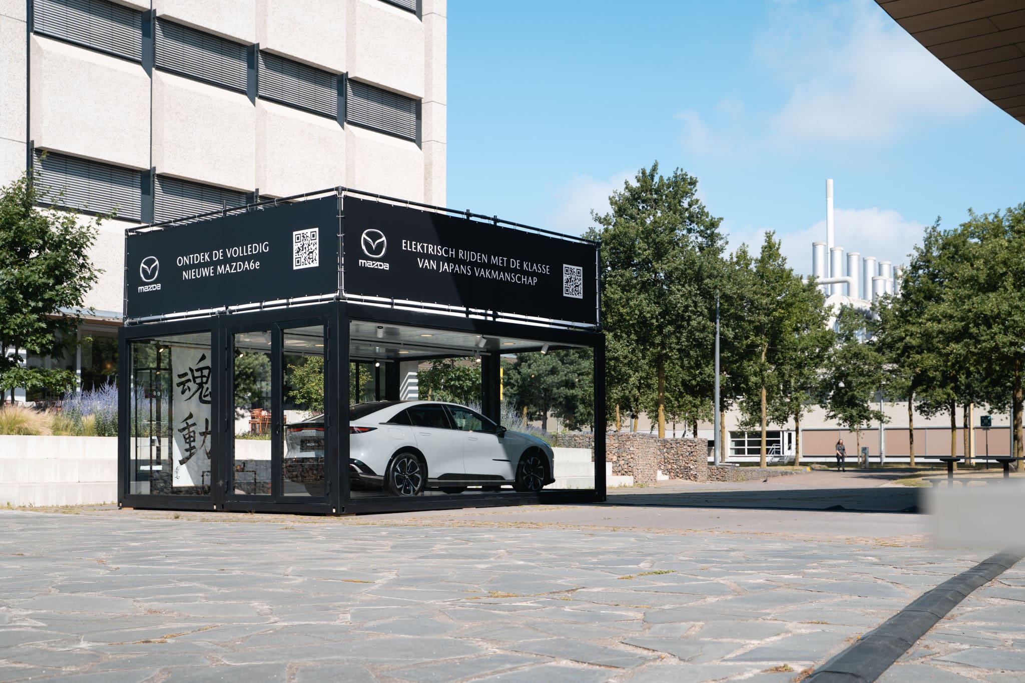 De pure schoonheid van de Mazda6e in een glazen designbox