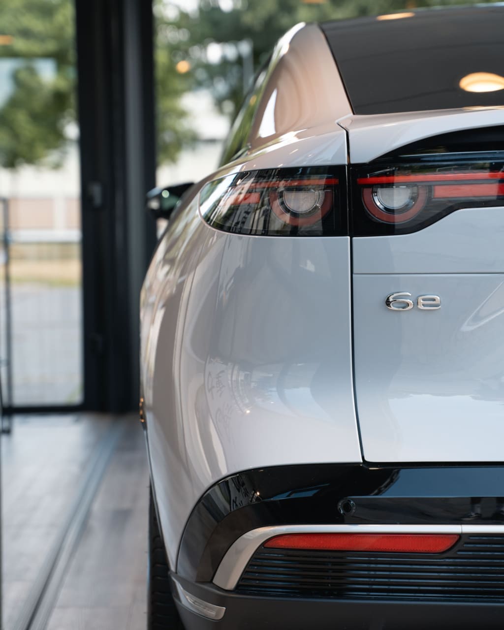 , <strong>De pure schoonheid</strong> van de Mazda6e in een glazen designbox