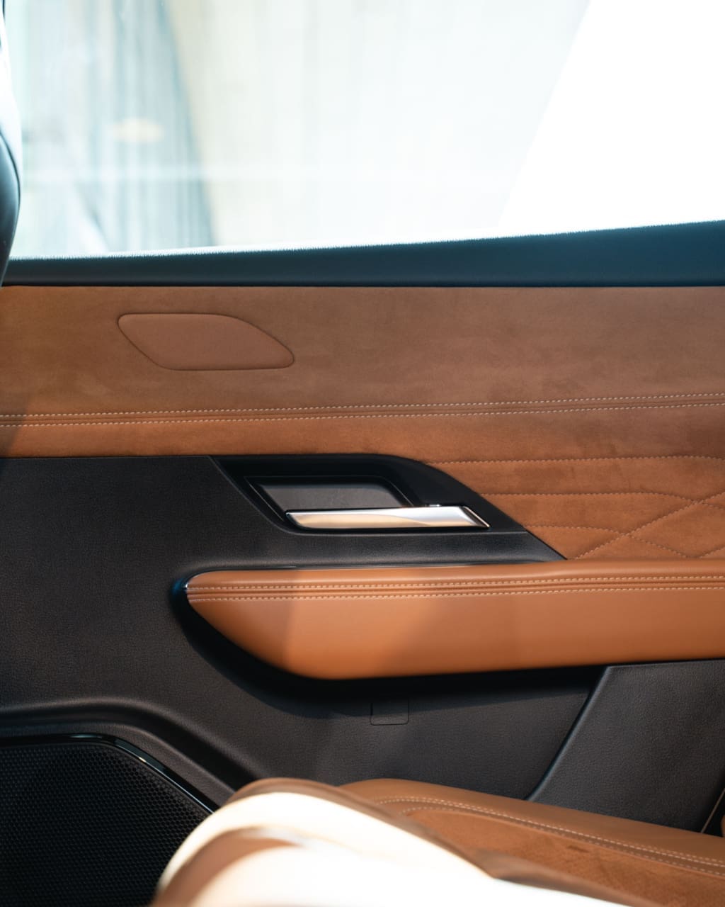 , <strong>De pure schoonheid</strong> van de Mazda6e in een glazen designbox